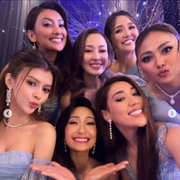 Suasana akrab terlihat di tengah acara pesta. Para wanita cantik se-Indonesia ini pun menyempatkan foto selfie bersama. Foto: Instagram