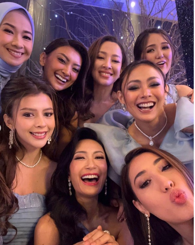 Tampak Puteri Indonesia lintas generasi hadir di pesta yang digelar sangat megah itu. Mulai dari yang senior seperti Alya Rohali, Eka Ciptasari, Artika Sari Devi hingga termuda seperti Laksmi De-Neefe dan  Adinda Cresheilla. Foto: Instagram