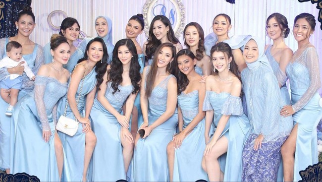 Berbagai gaya busana bridesmaid ditampilkan para Puteri Indonesia. Ada yang bergaun seksi, feminin, modest hingga hijab. Foto: Instagram