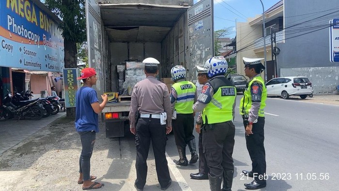 Razia petasan terhadap setiap mobil boks yang lewat di Jombang