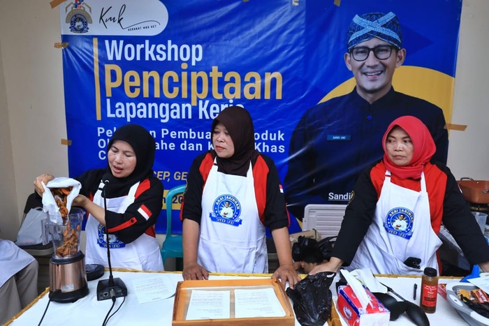 Relawan Sandiaga Uno