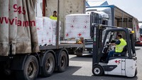 Barang-barang tersebut dipindahkan ke truk container menggunakan forklift.