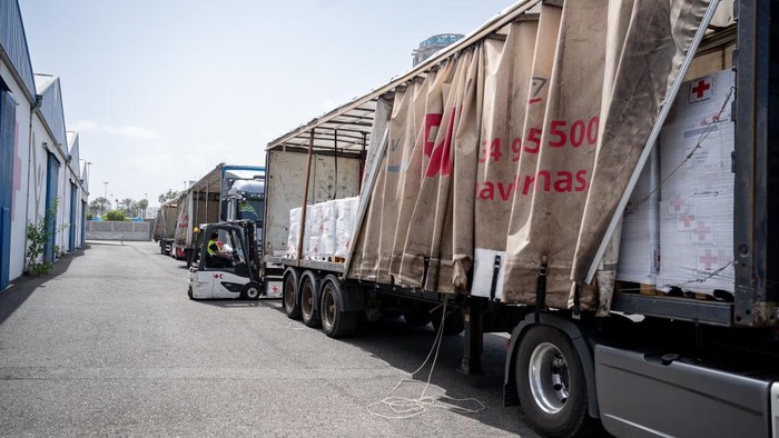 Relawan Spanyol Kirim 105 Ton Bantuan Kemanusiaan ke Turki dan Suriah Relawan Spanyol mengirimkan sebanyak bantuan kemanusiaan untuk korban gempa di Turki dan Suriah. Bantuan itu dikirimkan sebanyak 105 ton.