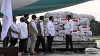 (kanan ke kiri) Presiden Joko Widodo didampingi Menhan Prabowo Subianto, Menko PMK Muhadjir Effendy, Kepala BNPB Letjen TNI Suharyanto, Panglima TNI Laksamana TNI Yudo Margono, Menlu Retno Marsudi dan Seskab Pramono Anung meninjau bantuan korban gempa yang akan dikirimkan ke Turki dan Suriah di Pangkalan TNI AU Halim Perdanakusuma, Jakarta Timur, Selasa (21/2/2023).