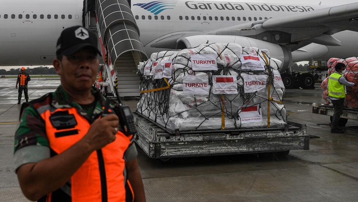 Anggota TNI AU berjaga di dekat bantuan korban gempa yang akan dikirimkan ke Turki dan Suriah di Pangkalan TNI AU Halim Perdanakusuma, Jakarta Timur, Selasa (21/2/2023). Pemerintah Indonesia melakukan diplomasi kemanusiaan dengan mengirimkan 4 pesawat berisi 140 ton bahan makanan dan bahan logistik lainnya ke Turki dan Suriah. ANTARA FOTO/Sigid Kurniawan/foc.