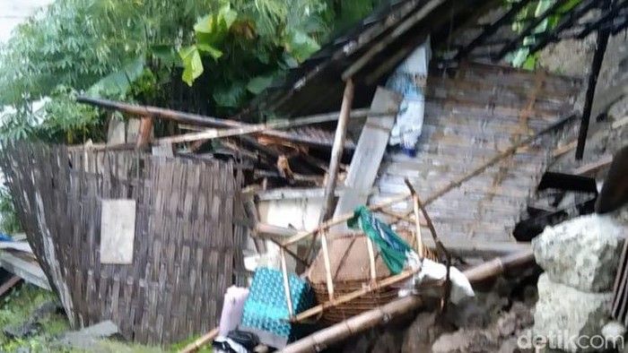 Rumah rusak akibat longsor di Sidoharjo, Sragen, Selasa (21/2/2023).