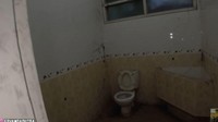 Kondisi kamar mandi di rumah suzanna. Foto: YouTube Papi Story - Ervanda Putra