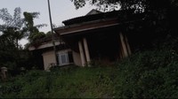 Rumah Suzanna di Semarang, Jawa Tengah, tampak terbengkalai. Foto: YouTube Papi Story - Ervanda Putra