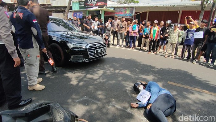 Salah satu adegan saat rekonstruksi kasus tabrak lari mahasiswi Cianjur