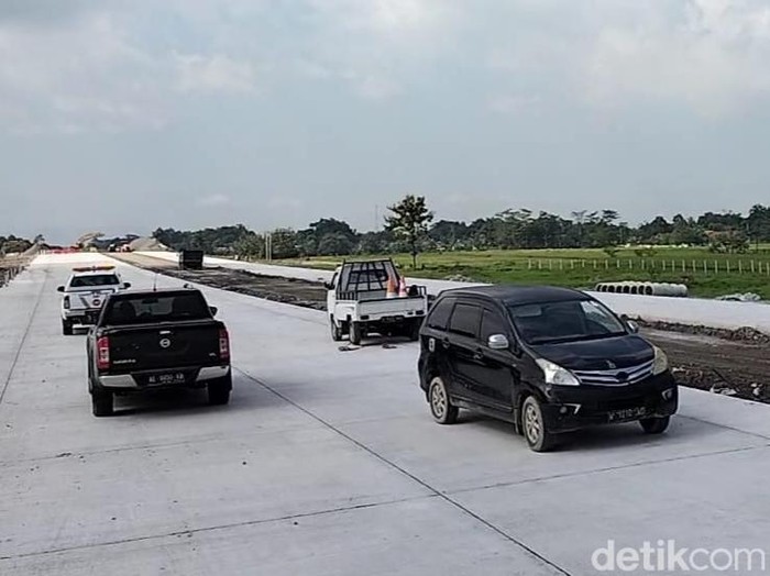 Satlantas Polres Boyolali dan pelaksana proyek jalan tol Jogja-Solo, survei jalur di Boyolali, Selasa (21/2/2023).
