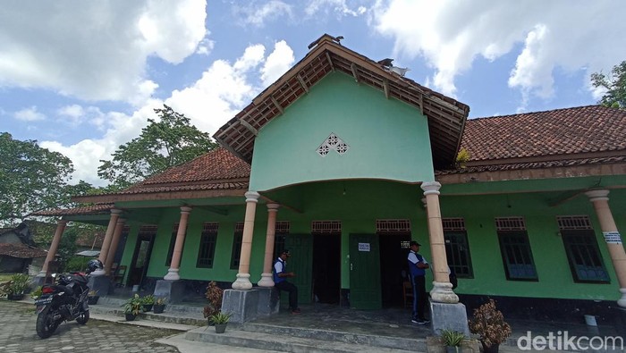 SDN 4 Karangbendo menjadi tempat pengungsian warga yang terdampak ledakan