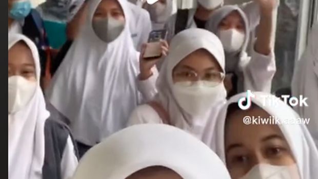 Mahasiswa UGM mengenakan seragam SMA.