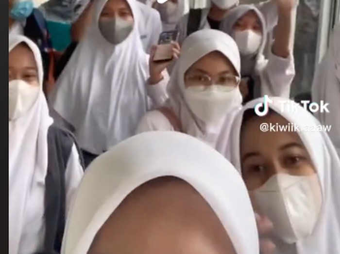 Mahasiswa UGM mengenakan seragam SMA.