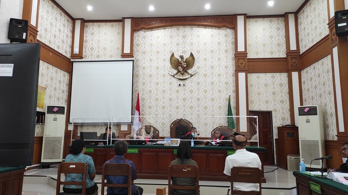 Sidang agenda pemeriksaan saksi kasus korupsi LPD Desa Adat Sangeh dengan terdakwa I Nyoman Agus Aryadi di Ruang Cakra Pengadilan Negeri Denpasar, Selasa (21/2/2023). (I Wayan Sui Suadnyana/detikBali)