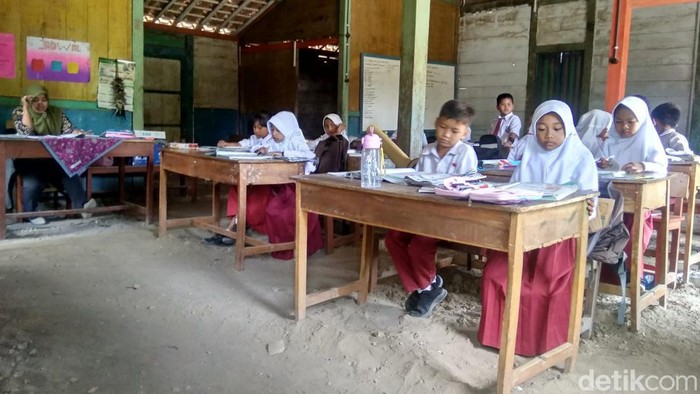 Siswa SDN 2 Sambongrejo, Kecamatan Sambong, Kabupaten Blora, belajar numpang di rumah warga gegara ruang kelas rusak berat, Selasa (21/2/2023).