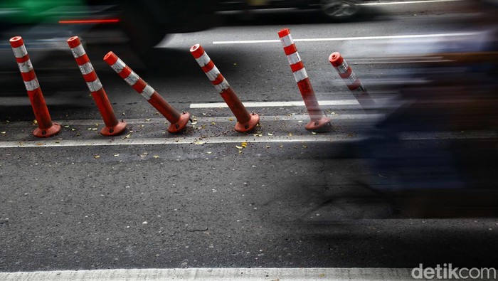 Snapshot: Duh, Stick Cone Pembatas Jalur Sepeda Ini Rusak Stick cone pembatas jalur sepeda di Jl Penjernihan, Bendungan Hilir, Jakarta Pusat, banyak yang rusak. Begini potretnya.