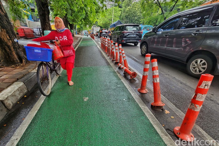 Stick cone pembatas jalur sepeda di Jl Penjernihan, Bendungan Hilir, Jakarta Pusat, banyak yang rusak. Begini potretnya.