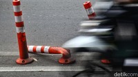 Salah satu penyebab rusaknya stick cone ini adalah tertabrak pengendara motor.