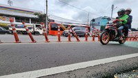 Para pengendara melintas di samping stick cone pembatas jalur sepeda yang rusak, di Jl Penjernihan, Bendungan Hilir, Jakarta Pusat, Selasa (21/2/2023).