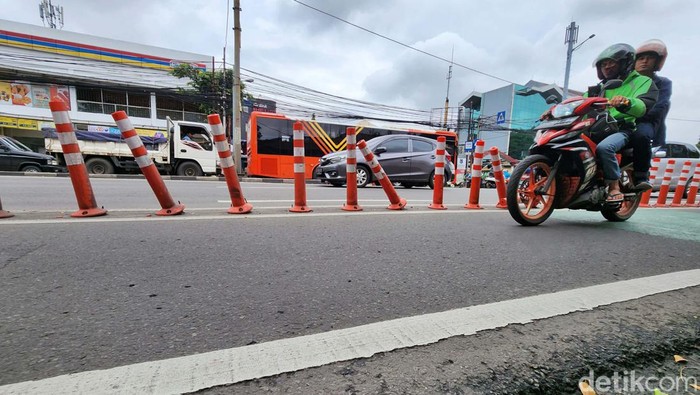 Snapshot: Duh, Stick Cone Pembatas Jalur Sepeda Ini Rusak Stick cone pembatas jalur sepeda di Jl Penjernihan, Bendungan Hilir, Jakarta Pusat, banyak yang rusak. Begini potretnya.