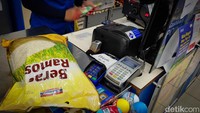Pegawai minimarket mengatakan stok beras premium sudah mulai menipis satu pekan terakhir.