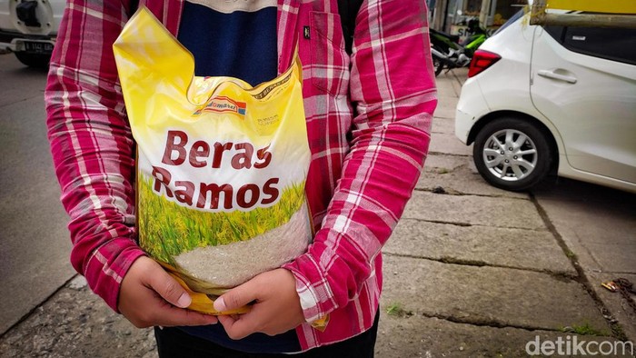 Stok beras 5 kg di minimarket terpantau menipis dan kosong. Salah satu stok beras yang langka berada di minimarket kawasan Depok.