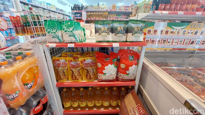 Stok beras ukuran 5 kilogram (kg) di ritel minim beberapa hari belakangan ini. Padahal, stok beras di ritel menjadi pilihan alternatif masyarakat sekitar untuk memenuhi kebutuhan sehari-hari.