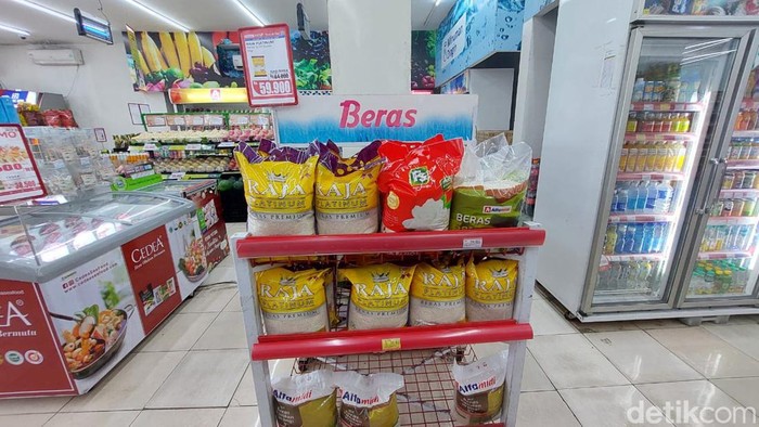 Stok beras ukuran 5 kilogram (kg) di ritel minim beberapa hari belakangan ini. Padahal, stok beras di ritel menjadi pilihan alternatif masyarakat sekitar untuk memenuhi kebutuhan sehari-hari.