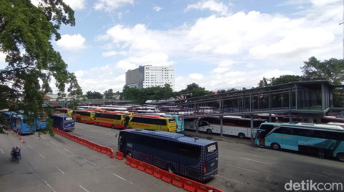 Suasana Terminal Leuwipanjang, Kota Bandung.
