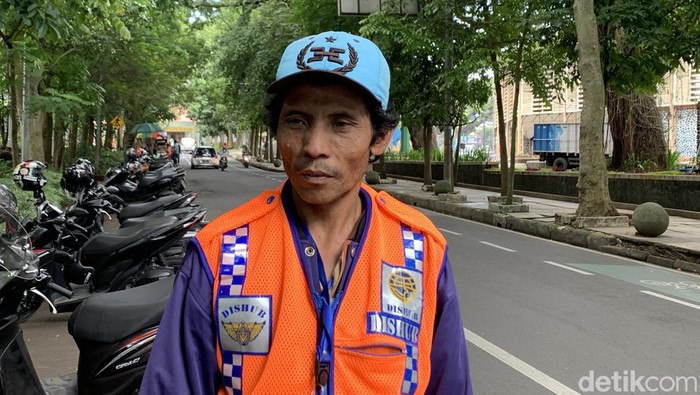 Tedi tukang parkir di Taman Maluku, Kota Bandung.