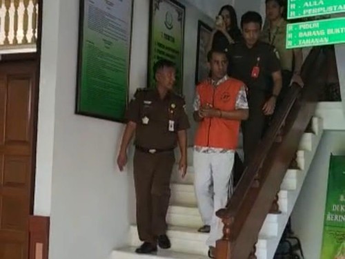 Tersangka kasus dugaan korupsi penyimpangan pengelolaan dana BUMDes Banjarasem Mandara, Desa Banjarasem, Kecamatan Seririt, Kabupaten Buleleng, Made Agus Tedi Arianto alias MAT ditahan penyidik Kejari Buleleng, Selasa (21/2/2023) siang. (Foto: Istimewa)