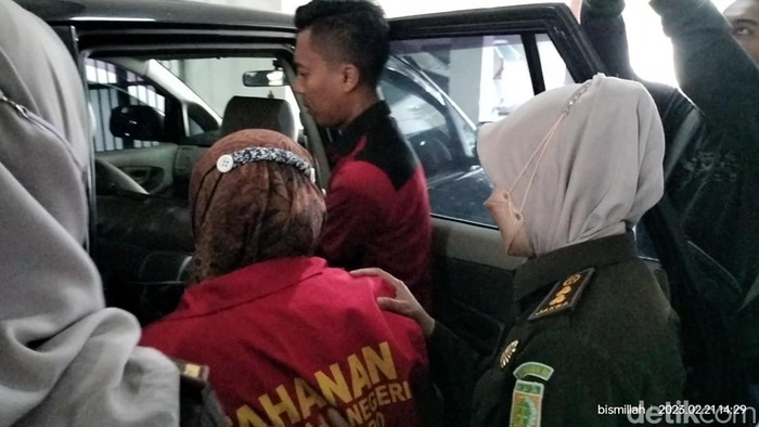 Tersangka korupsi dana BOS Bojonegoro diantar ke Lapas