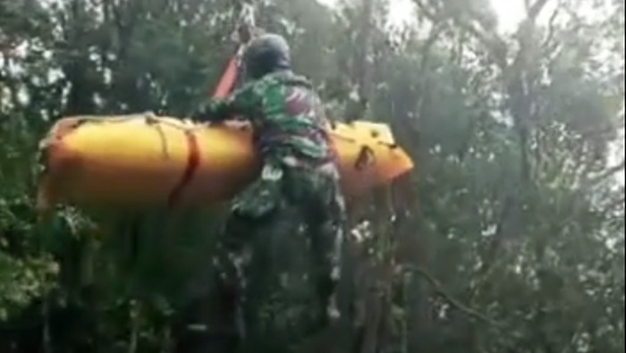 Tim gabungan telah mengevakuasi Kapolda Jambi Irjen Rusdi Hartono dari hutan Kerinci, Jambi. Rusdi dievakuasi via udara. (Instagram @polda_jambi)