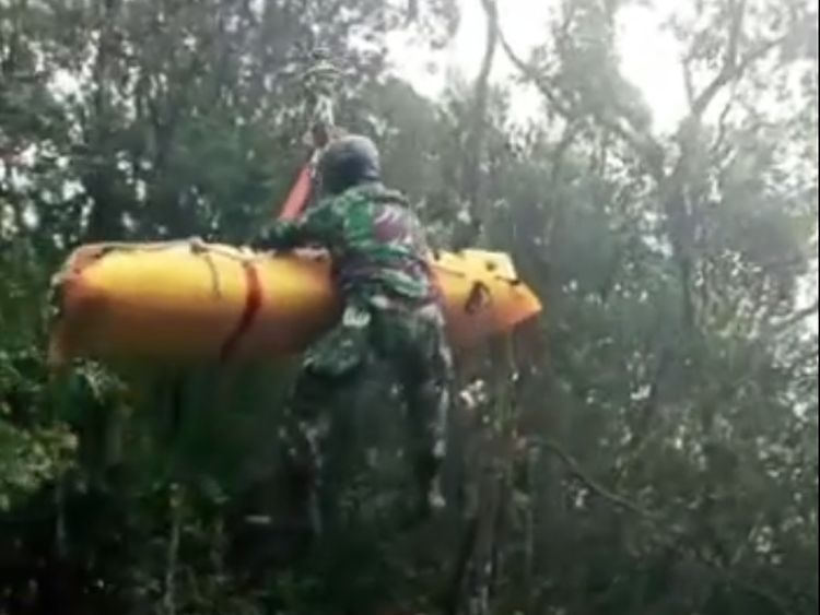 Momen Evakuasi Korban Heli Jatuh, Kapolda Jambi Minta yang Terakhir