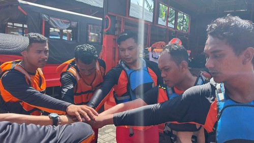 Tim SAR Maumere mencari Yakobus Sawu (33) yang hilang saat memancing ikan di perairan Laut Natakoli, Kecamatan Mapitara, Kabupaten Sikka, NTT, Selasa (21/2/2023).