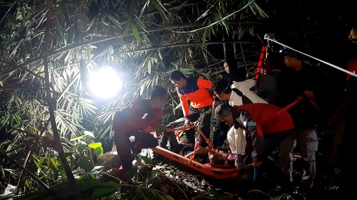 Tim SAR mengevakuasi korban jatuh ke jurang Desa Keposong, Kecamatan Tamansari, Kabupaten Boyolali, Selasa (21/2/2023).