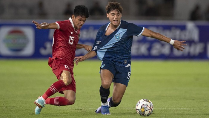 Pesepak bola Timnas U-20 Indonesia Muh Dzaki Asraf Huwaidi (kiri) berebut bola dengan pesepak bola timnas U-20 Guatemala Nestor Ariel Cabrera Gabriel pada laga uji coba di Stadion Utama Gelora Bung Karno (SUGBK), Senayan, Jakarta, Selasa (21/2/2023). ANTARA FOTO/Wahyu Putro A/nym.