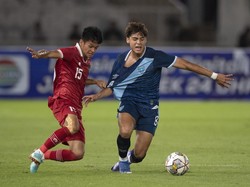 Guatemala justru berhasil mencuri gol lebih dulu di menit ke-22. Jorge Solorzano merebut bola dari Arkhan Fikri di tengah lapangan, lalu dengan jeli melepaskan tembakan jarak jauh ke gawang Indonesia, menaklukkan Daffa Fasya yang keluar dari sarangnya.