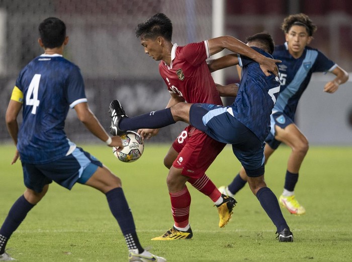 Pesepak bola Timnas U-20 Indonesia Rabbani Tasnim Siddiq (kedua kiri) berebut bola dengan pesepak bola timnas U-20 Guatemala Julio Fernando Garsia Ramirez pada laga uji coba di Stadion Utama Gelora Bung Karno (SUGBK), Senayan, Jakarta, Selasa (21/2/2023). ANTARA FOTO/Wahyu Putro A/nym.