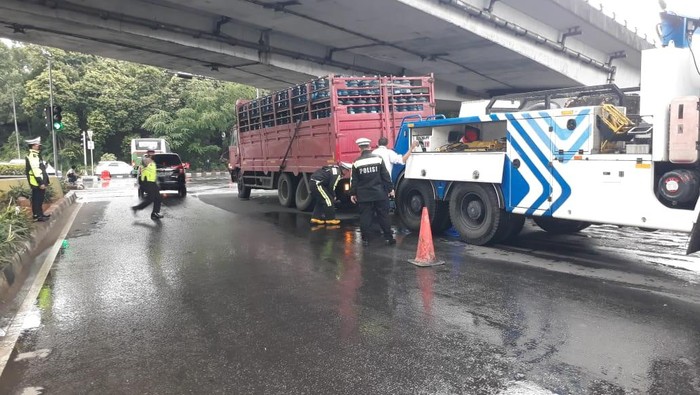 truk patah di lampu merah Halim (kolong jembatan Cawang)