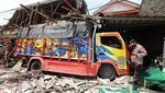 Truk Muat Pakan Ikan Seruduk Rumah di Jalur Pantura
