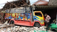 Truk itu sempat oleng sebelum menabrak rumah di Jalur Pantura Losarang, Indramayu.