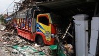 Kejadian itu mengakibatkan bagian teras dan atap rumahnya ambruk. Tidak ada korban jiwa dalam peristiwa tersebut. Namun, pengemudi truk mengalami luka-luka.