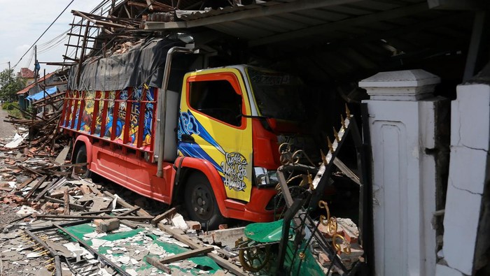Warga melihat kondisi truk yang menabrak rumah di jalur Pantura Losarang, Indramayu, Jawa Barat, Selasa (21/2/2023). Truk bermuatan pakan ikan yang melaju dari arah Jakarta menuju Cirebon itu menabrak sebuah rumah setelah oleng dan diduga akibat supir mengantuk. ANTARA FOTO/Dedhez Anggara/foc.