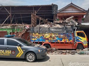 Kagetnya Eti Saat Truk Tiba-tiba Seruduk Rumahnya di Jalur Pantura