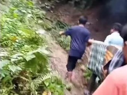 Video warga menandu seorang pasien diabetes menggunakan dua batang bambu dan sarung menuju rumah sakit viral di media sosial. (Tangkapan layar)