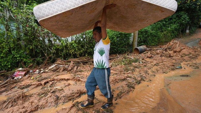 Wilayah Pegunungan di Brasil Longsor, Rusak Puluhan Rumah the Rio-Santos highway which connects the cities of Rio de Janeiro and Santos is blocked by mudslides triggered by heavy rains near the Barra do Sahi beach in the coastal city of Sao Sebastiao, Brazil, Monday, Feb. 20, 2023. (AP Photo/Andre Penner)