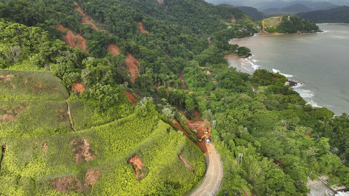 Wilayah Pegunungan di Brasil Longsor, Rusak Puluhan Rumah the Rio-Santos highway which connects the cities of Rio de Janeiro and Santos is blocked by mudslides triggered by heavy rains near the Barra do Sahi beach in the coastal city of Sao Sebastiao, Brazil, Monday, Feb. 20, 2023. (AP Photo/Andre Penner)
