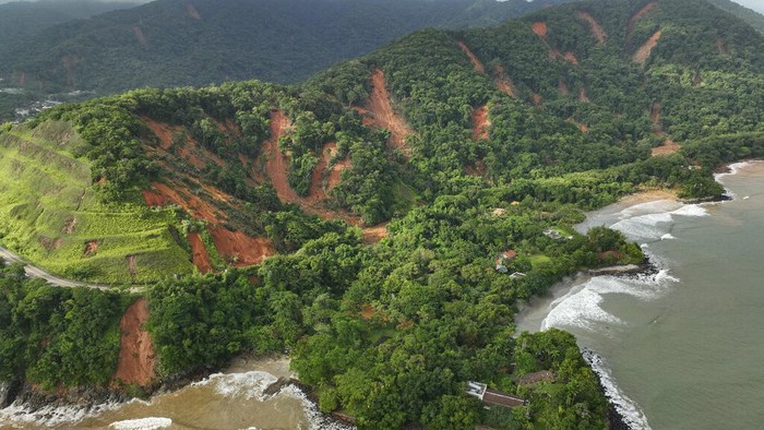 Wilayah Pegunungan di Brasil Longsor, Rusak Puluhan Rumah the Rio-Santos highway which connects the cities of Rio de Janeiro and Santos is blocked by mudslides triggered by heavy rains near the Barra do Sahi beach in the coastal city of Sao Sebastiao, Brazil, Monday, Feb. 20, 2023. (AP Photo/Andre Penner)