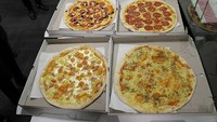Bahwa pekerja yang bekerja terlalu keras bukannya mendapatkan kenaikan gaji, tapi malah dikasih pesta pizza. Butuh lebih banyak kalori atau pundi-pundi? Foto: Boredpanda/Egan__,Kristina D.C. Hoeppner